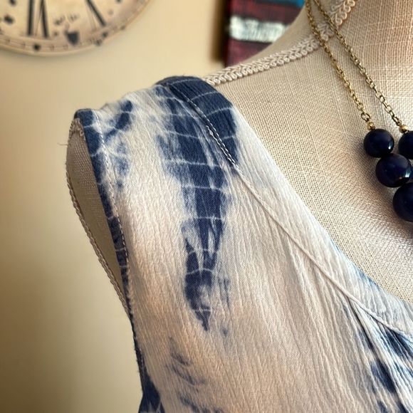 Sonoma Women’s Tie Dye Sleeveless V-neck Size XL Blue and White - Picture 3 of 13